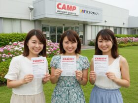 3人の女性がCAMPと書かれた自動車学校の入り口で撮影しているイメージ